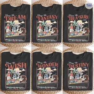 Puede incluir: Camisetas negras con dise&ntilde;os de cruceros de Disney. Cada camiseta presenta una palabra diferente: Dream, Fantasy, Treasure, Wish, Wonder y Destiny. Los dise&ntilde;os incluyen a Mickey Mouse, el Pato Donald y otros personajes.