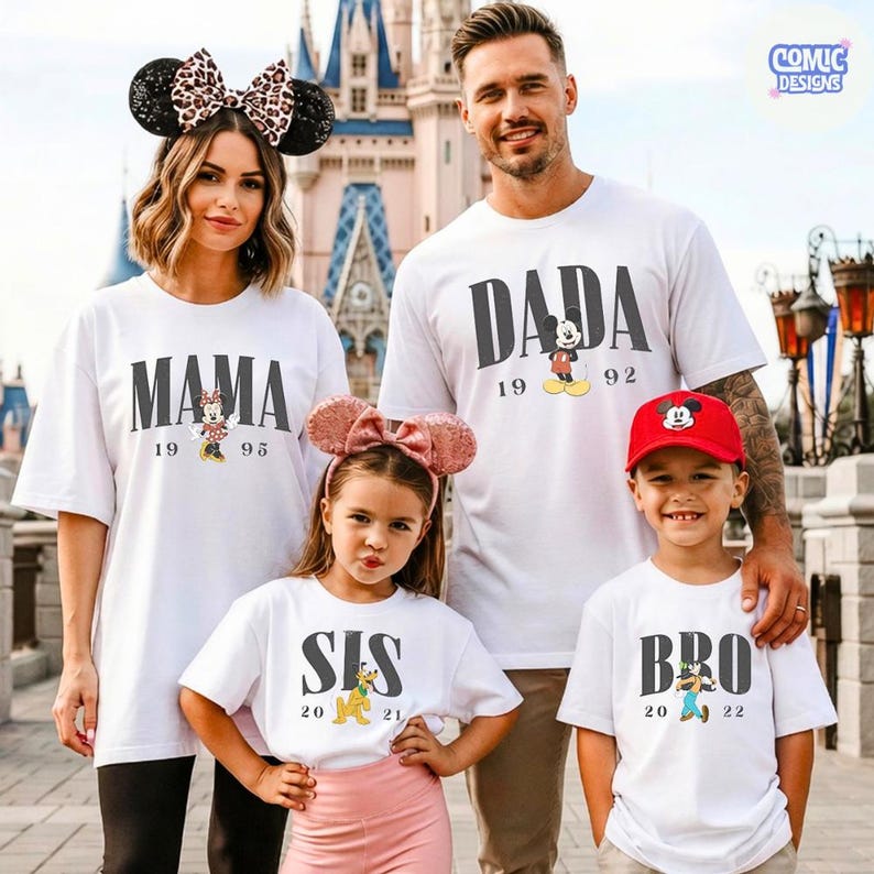 K&ouml;nnte beinhalten: Eine Familie in passenden wei&szlig;en T-Shirts mit schwarzem Text und Disney-Charaktergrafiken. Die Shirts tragen die Aufschrift "MAMA", "DADA", "SIS" und "BRO", mit den Jahren 1995, 1992, 2021 und 2022. Die Familie steht vor einem Schloss.