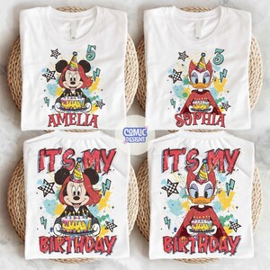 Puede incluir: Camisetas blancas con dise&ntilde;os de dibujos animados de Minnie Mouse y Daisy Duck, cada una sosteniendo un pastel de cumplea&ntilde;os. Las camisetas tienen los textos "AMELIA" y "SOPHIA" con "IT'S MY BIRTHDAY" debajo. El dise&ntilde;o incluye estrellas y rayos.