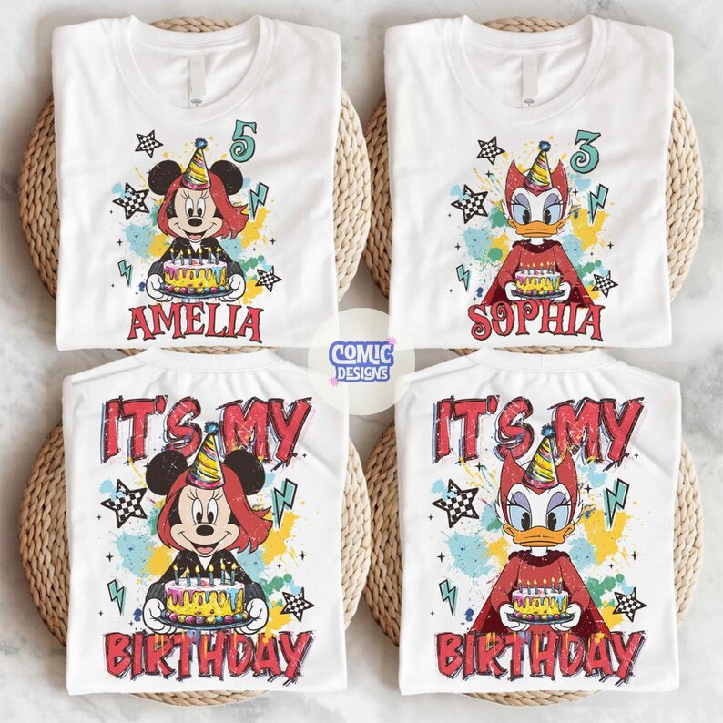 Puede incluir: Camisetas blancas con dise&ntilde;os de dibujos animados de Minnie Mouse y Daisy Duck, cada una sosteniendo un pastel de cumplea&ntilde;os. Las camisetas tienen los textos "AMELIA" y "SOPHIA" con "IT'S MY BIRTHDAY" debajo. El dise&ntilde;o incluye estrellas y rayos.
