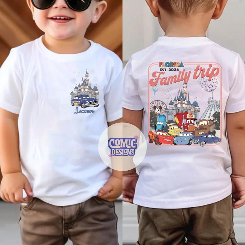 K&ouml;nnte beinhalten: Wei&szlig;es T-Shirt mit einem farbenfrohen Aufdruck eines Schlosses und eines blauen Autos, darunter der Name "Jackson". Auf der R&uuml;ckseite des Shirts befindet sich ein "Florida Family Trip"-Design mit Cartoon-Autos und einem Schloss.