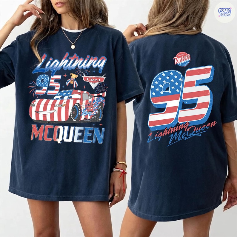 Puede incluir: Camiseta azul marino con un dise&ntilde;o de Rayo McQueen de la pel&iacute;cula Cars. El dise&ntilde;o frontal incluye el texto "Lightning 95 McQueen" con una combinaci&oacute;n de colores patri&oacute;ticos. La parte trasera de la camiseta muestra el n&uacute;mero "95" y el texto "Lightning McQueen".