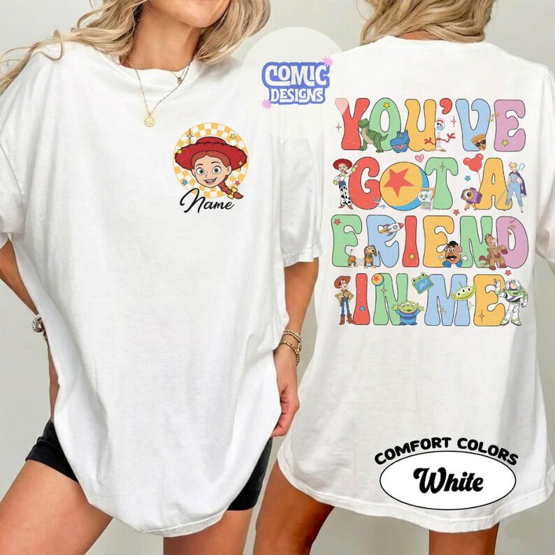 Op de afbeelding: Een wit t-shirt met een kleine afbeelding van Jessie uit Toy Story op de linkerborst met de tekst Name eronder. De achterkant toont grote kleurrijke tekst met You've Got A Friend In Me en diverse Toy Story personages.
