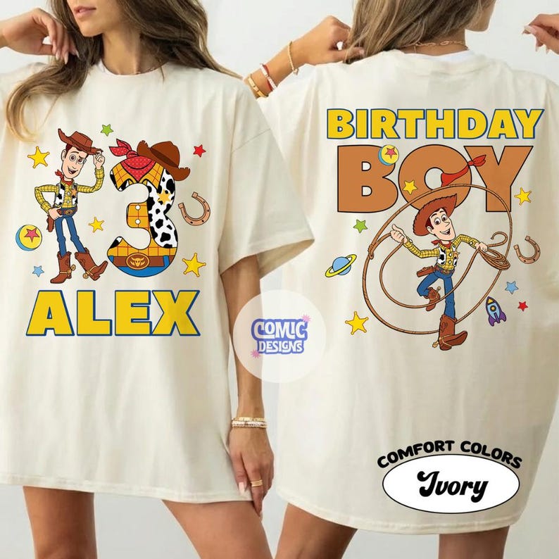 Puede incluir: Camiseta de color marfil con un dise&ntilde;o de vaquero de dibujos animados. La parte delantera muestra el nombre "ALEX" y el n&uacute;mero "3" con un tema de vaquero. La parte trasera de la camiseta dice "BIRTHAY BOY" con un gr&aacute;fico de vaquero. La camiseta es de "COMIC DESIGNS".
