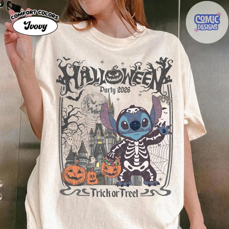 Puede incluir: Una camiseta de color marfil con un estampado gr&aacute;fico que incluye el texto Halloween Party 2026 y Trick or Treat. El dise&ntilde;o muestra un personaje azul con un disfraz de esqueleto, un castillo encantado, luna llena, telara&ntilde;as y calabazas naranjas.
