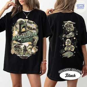 Puede incluir: Camiseta negra con un dise&ntilde;o gr&aacute;fico de Star Wars: The Mandalorian y Grogu. El frente muestra el texto "The Mandalorian and Grogu" y "This is the Way". La parte trasera presenta a Grogu, el Mandaloriano y la Razor Crest.