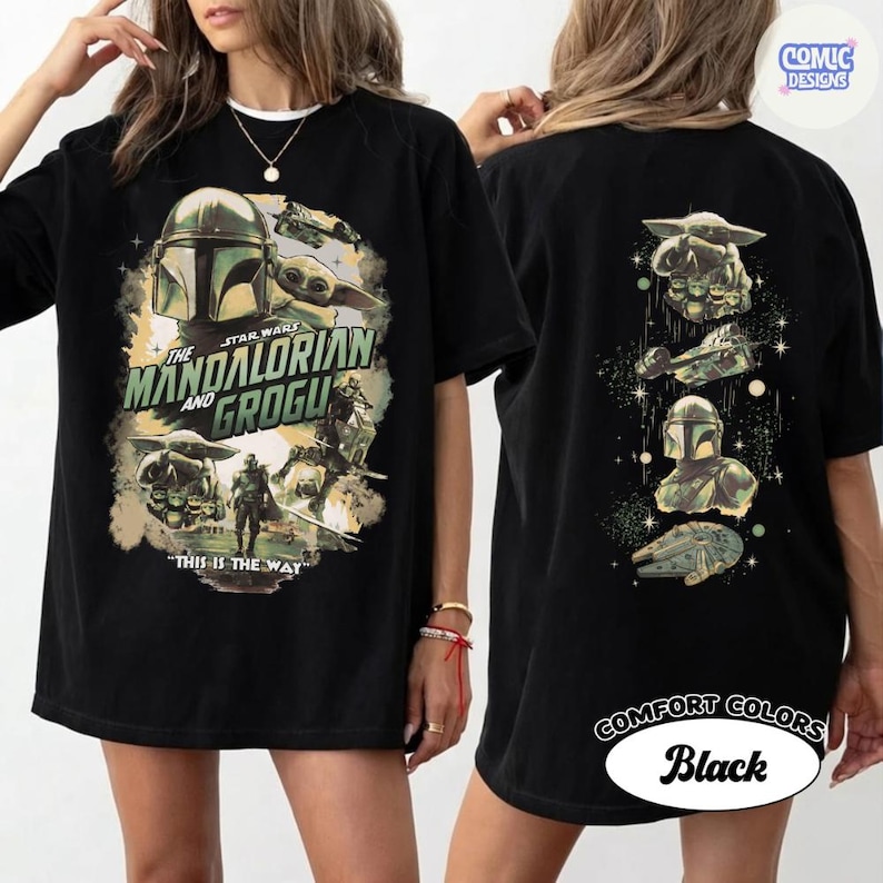 Puede incluir: Camiseta negra con un dise&ntilde;o gr&aacute;fico de Star Wars: The Mandalorian y Grogu. El frente muestra el texto "The Mandalorian and Grogu" y "This is the Way". La parte trasera presenta a Grogu, el Mandaloriano y la Razor Crest.