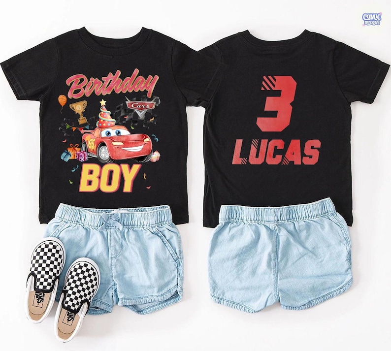 Puede incluir: Camiseta negra con dise&ntilde;o de coche de carreras rojo, con las palabras "Birthday Boy" y "Cars" impresas en la parte delantera. La parte trasera de la camiseta muestra el n&uacute;mero "3" y el nombre "Lucas". Pantalones cortos vaqueros azul claro y zapatos sin cordones a cuadros.