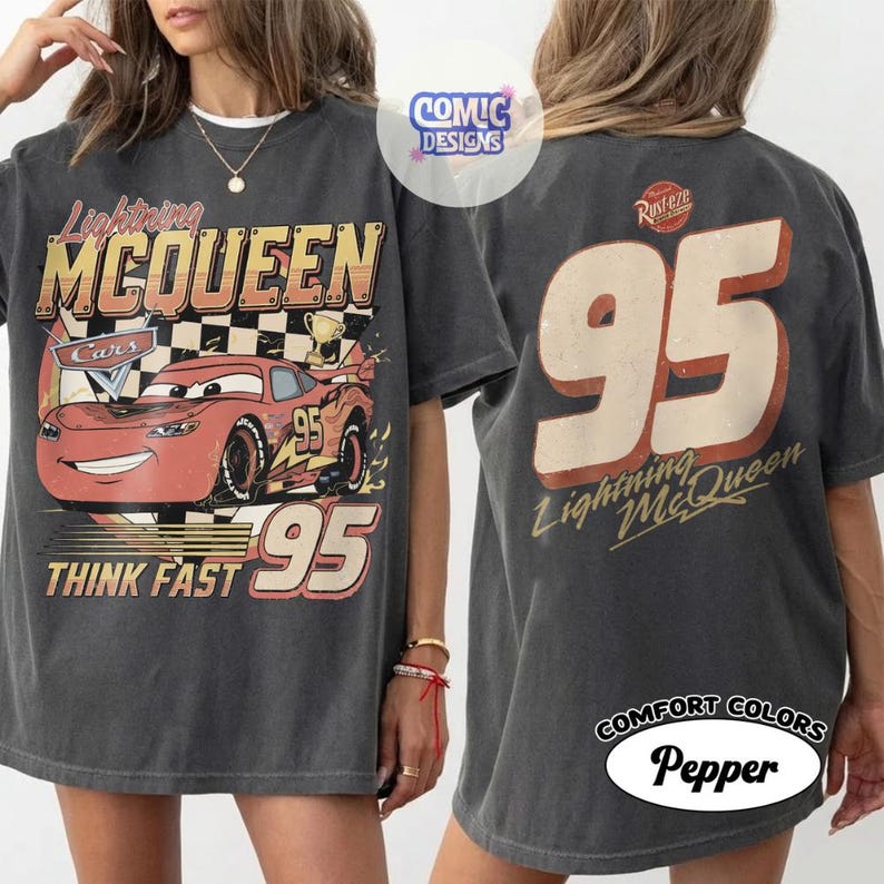 Peut inclure: T-shirt gris fonc&eacute; avec Lightning McQueen du film Cars. Le graphisme avant comprend le personnage, le num&eacute;ro 95 et les mots "Lightning McQueen" et "Think Fast". Le dos affiche un grand "95" et "Lightning McQueen".