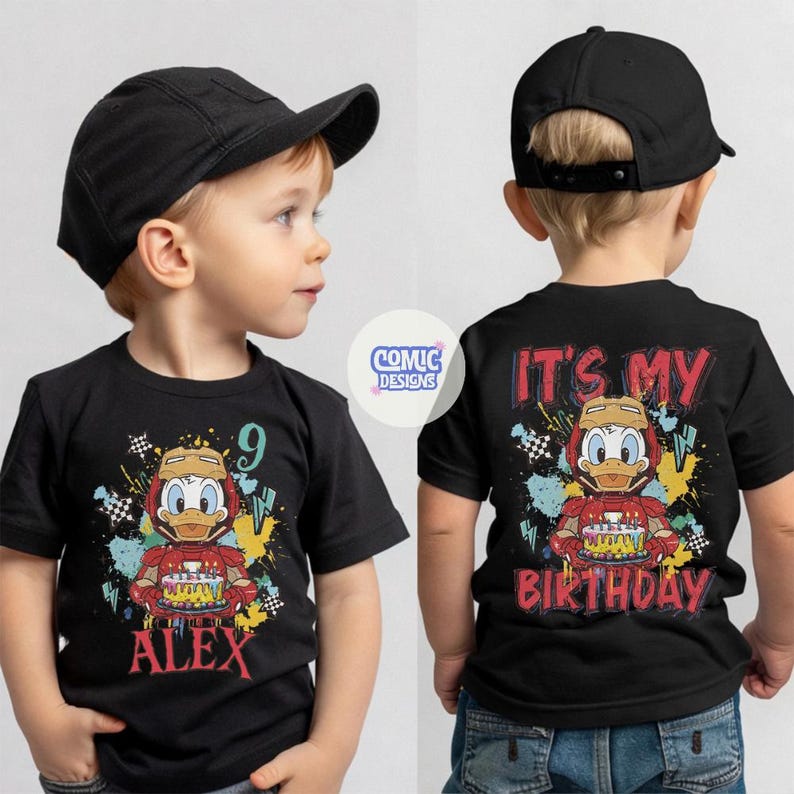 Puede incluir: Camiseta negra con un dise&ntilde;o de dibujos animados de Pato Donald, el nombre "ALEX" y el n&uacute;mero "9". La parte trasera de la camiseta dice "IT'S MY BIRTHDAY". El dise&ntilde;o incluye salpicaduras de pintura coloridas y una tarta de cumplea&ntilde;os.
