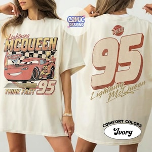 Peut inclure: T-shirt ivoire avec Lightning McQueen du film Cars. Le graphisme avant comprend le personnage, le num&eacute;ro 95 et la phrase "Think Fast". Le dos affiche un grand "95" et le texte "Lightning McQueen".