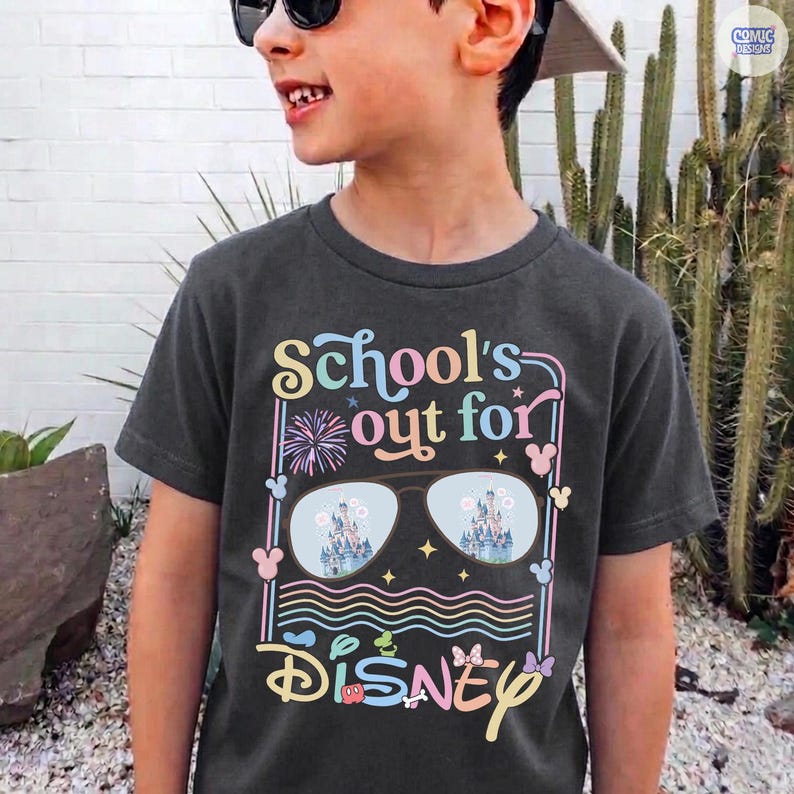 Może przedstawiać: Ciemnoszara koszulka z napisem "School's out for Disney" w pastelowych kolorach. Projekt zawiera okulary przeciwsłoneczne odbijające zamek, fajerwerki i ikony Myszki Miki. Zabawna, kolorowa koszulka dla dzieci.