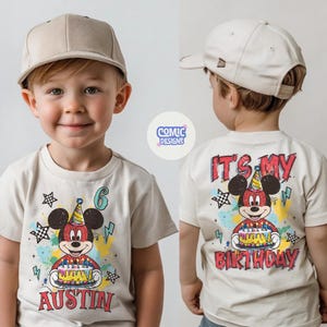 Puede incluir: Camiseta beige con un gr&aacute;fico de Mickey Mouse sosteniendo un pastel de cumplea&ntilde;os, el n&uacute;mero 6 y el nombre "Austin". La parte trasera de la camiseta dice "It's My Birthday". El ni&ntilde;o lleva una gorra de b&eacute;isbol beige.
