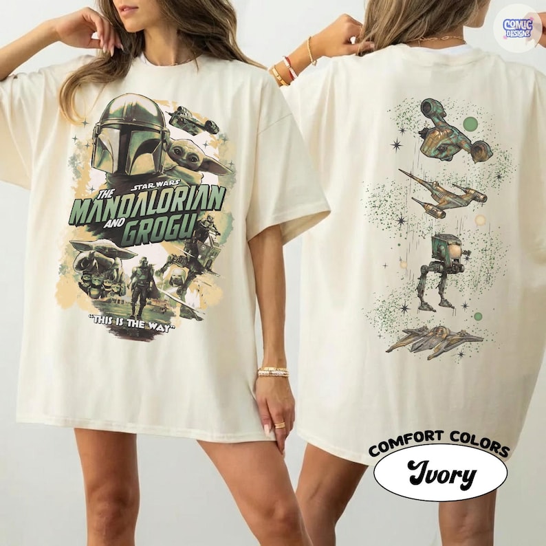 Op de afbeelding: Ivoor T-shirt met een "The Mandalorian and Grogu" ontwerp op de voorkant en Star Wars voertuigafbeeldingen op de achterkant. Het ontwerp op de voorkant bevat de tekst "This is the Way."