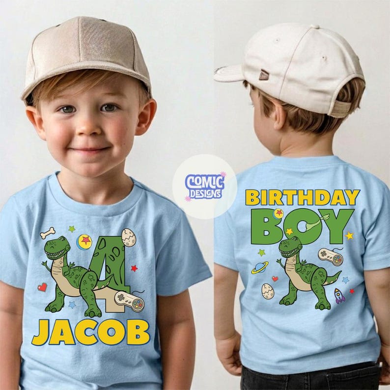 Puede incluir: Camiseta azul claro con un dise&ntilde;o de dinosaurio y el nombre "JACOB". La parte delantera presenta un dinosaurio verde, el n&uacute;mero 4 y otros elementos l&uacute;dicos. La parte trasera dice "BIRTHDAY BOY".