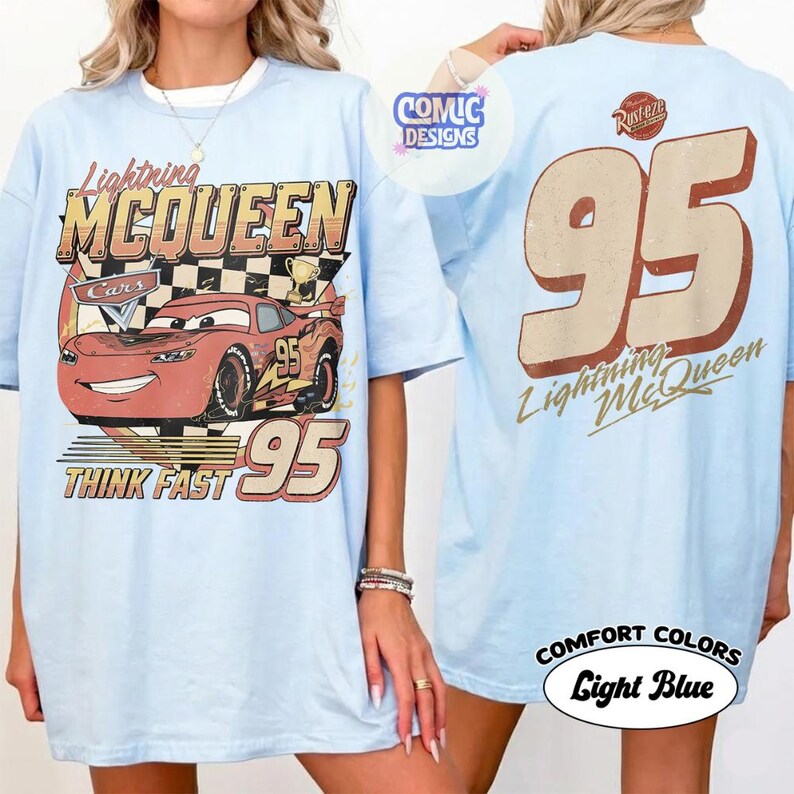 Peut inclure: T-shirt bleu clair avec Lightning McQueen du film Cars. Le devant affiche McQueen, le num&eacute;ro 95 et "THINK FAST". Le dos pr&eacute;sente un grand "95" et le texte "Lightning McQueen". Le t-shirt est &eacute;tiquet&eacute; "COMFORT COLORS Light Blue".