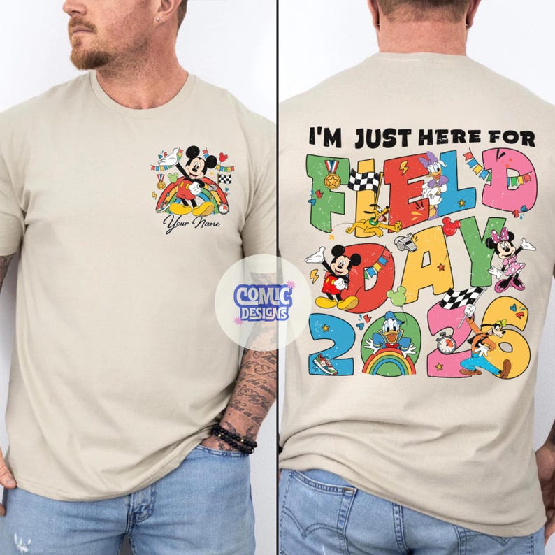 K&ouml;nnte beinhalten: Beiges T-Shirt mit Mickey Mouse auf einem Regenbogen und dem Text "Your Name" auf der Vorderseite. Auf der R&uuml;ckseite des Shirts steht "I'm just here for Field Day 2023" mit Disney-Figuren und bunten Grafiken.