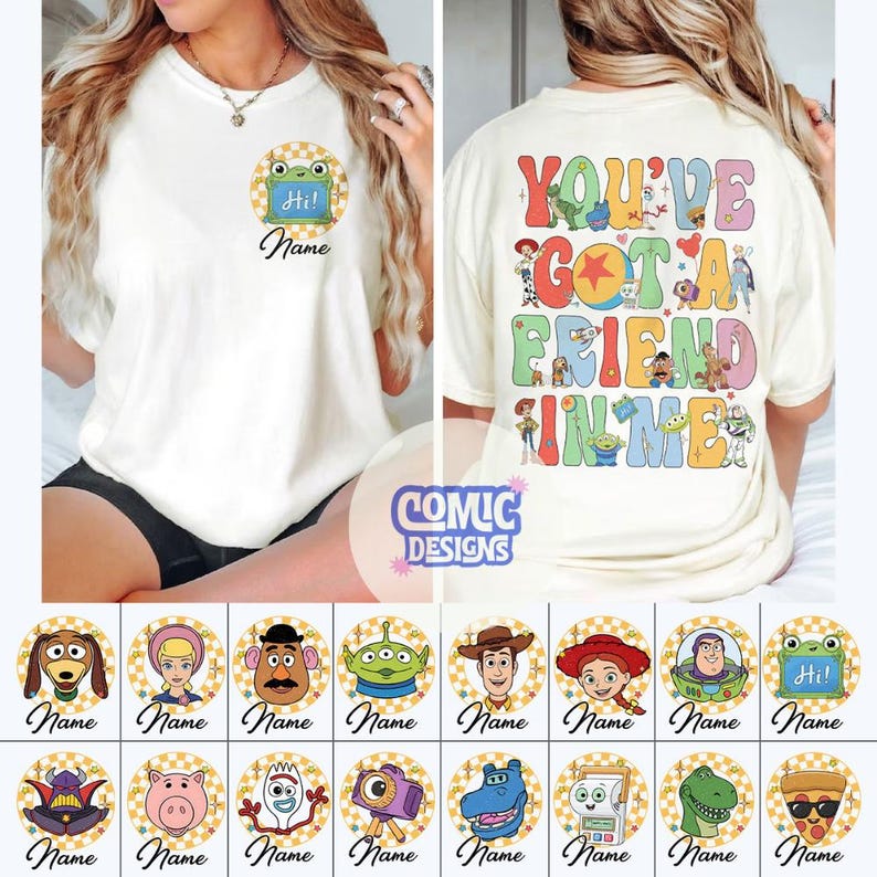 Op de afbeelding: Een wit t-shirt met een kleine ronde afbeelding op de voorkant met een groene kikker en de tekst Hi! Name. De achterkant toont grote kleurrijke tekst met YOU'VE GOT A FRIEND IN ME omringd door diverse illustraties van stripfiguren.