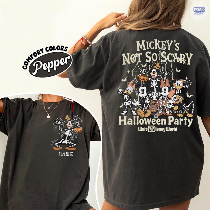 Puede incluir: Camiseta gris oscuro con un dise&ntilde;o de Halloween que presenta a Mickey Mouse y sus amigos como esqueletos. La camiseta incluye el texto "Mickey's Not So Scary Halloween Party" y "Walt Disney World".