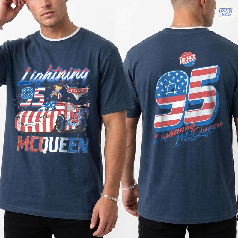 Puede incluir: Camiseta azul marino con un dise&ntilde;o de Rayo McQueen de la pel&iacute;cula Cars. El frente muestra "Lightning 95 McQueen" con un gr&aacute;fico de coche. La parte trasera presenta un gran "95" con un dise&ntilde;o de bandera americana y el texto "Lightning McQueen".