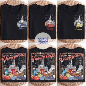 K&ouml;nnte beinhalten: Schwarze T-Shirts mit Disney-Designs. Eines zeigt ein blaues Auto und den Namen "Jackson", ein anderes ein rotes Auto und "Daddy", und ein drittes ein gelbes Auto und "Custom". Weitere Shirts zeigen Grafiken von "Florida Disneyworld" und "California Family trip".