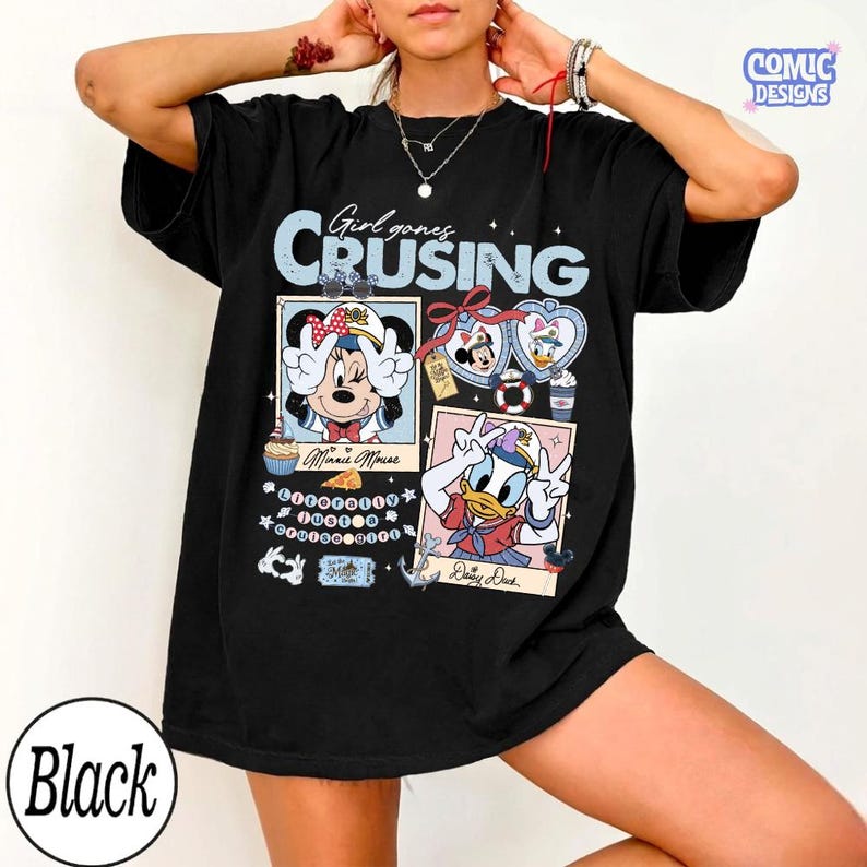 以下が含まれることがあります： ミニーマウスとデイジーダックをフィーチャーしたグラフィックデザインの黒いTシャツ。「Girl goes Cruising」の文字とその他のグラフィックが含まれています。シャツには円の中に「Black」という文字も入っています。