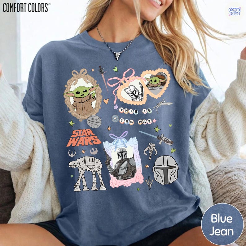 Puede incluir: Camiseta azul vaquero Comfort Colors con personajes de Star Wars y la frase "This is the Way". El dise&ntilde;o incluye ilustraciones de Grogu, el Mandaloriano y otros elementos ic&oacute;nicos de la franquicia Star Wars.