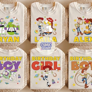 Puede incluir: Seis camisetas de color blanquecino con gr&aacute;ficos de dibujos animados coloridos. Las camisetas presentan personajes y texto de la franquicia Toy Story, incluidos Buzz Lightyear y Woody. Las camisetas est&aacute;n personalizadas con nombres y las palabras "Birthday Boy" y "Birthday Girl".