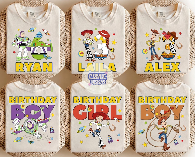 Puede incluir: Seis camisetas de color blanquecino con gr&aacute;ficos de dibujos animados coloridos. Las camisetas presentan personajes y texto de la franquicia Toy Story, incluidos Buzz Lightyear y Woody. Las camisetas est&aacute;n personalizadas con nombres y las palabras "Birthday Boy" y "Birthday Girl".