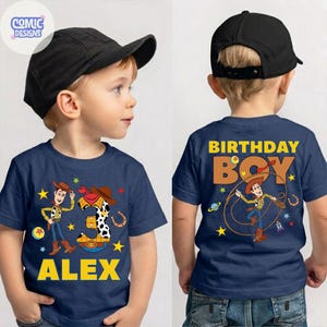 Puede incluir: Camiseta azul marino de manga corta con un dise&ntilde;o de vaquero de dibujos animados y el texto "ALEX" en amarillo. El n&uacute;mero "3" est&aacute; en el centro. La parte trasera de la camiseta dice "BIRTHDAY BOY".