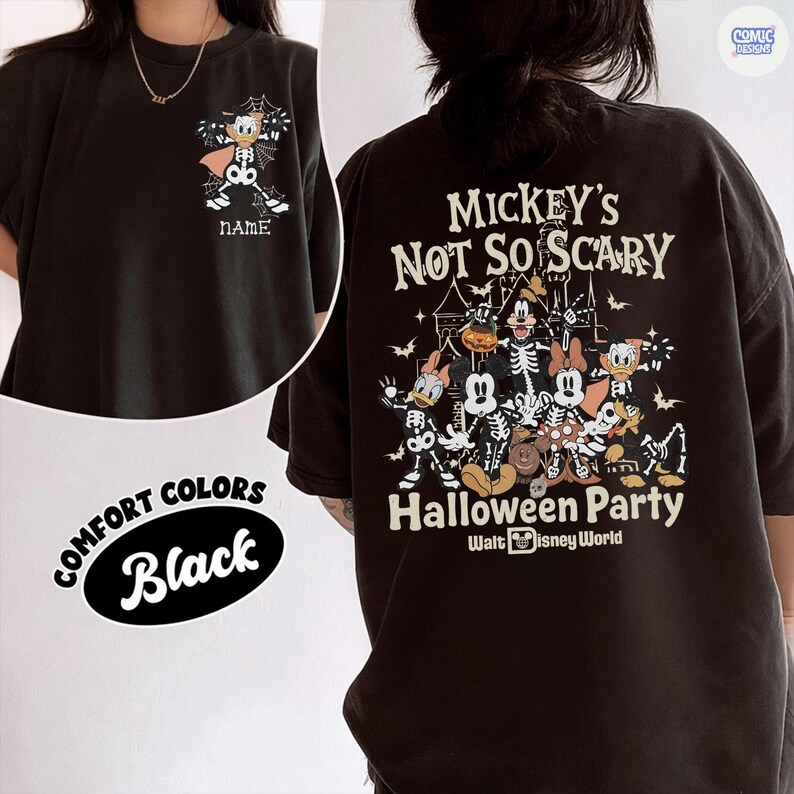 Puede incluir: Camiseta negra con un dise&ntilde;o tem&aacute;tico de Halloween. La parte delantera muestra un personaje de dibujos animados con un disfraz de esqueleto con el texto "NAME". La parte trasera de la camiseta dice "Mickey's Not So Scary Halloween Party" con personajes de Disney.