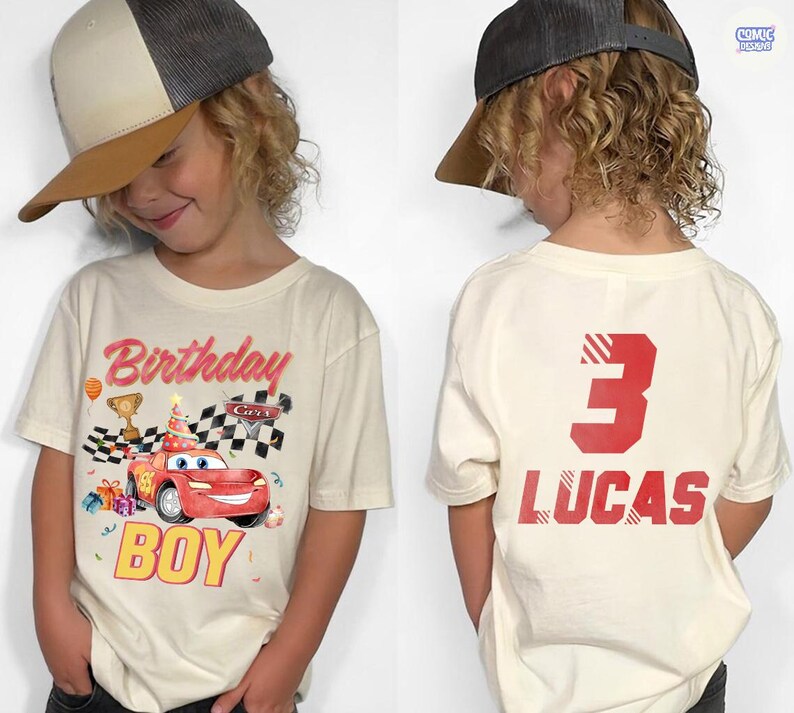 Puede incluir: Camiseta color crema con un coche de carreras rojo y el texto "Birthday BOY". La parte trasera de la camiseta muestra un gran n&uacute;mero rojo "3" y el nombre "LUCAS". La camiseta est&aacute; dise&ntilde;ada para una fiesta de cumplea&ntilde;os.