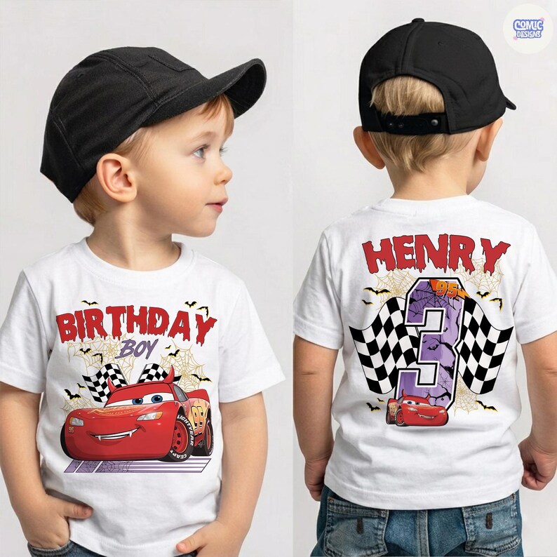 Puede incluir: Una camiseta blanca con un gr&aacute;fico de coche de carreras rojo, telara&ntilde;as, murci&eacute;lagos y el texto "BIRTHDAY BOY" al frente. La parte trasera muestra el nombre "HENRY", el n&uacute;mero "3", una bandera a cuadros y un coche rojo. Incluye una gorra negra.