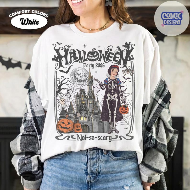 Puede incluir: Una camiseta blanca con un estampado gr&aacute;fico que incluye el texto Halloween Party 2026 y Not-so-scary. El dise&ntilde;o muestra un castillo, una luna llena, murci&eacute;lagos, calabazas y un personaje con disfraz de esqueleto sosteniendo un cubo.