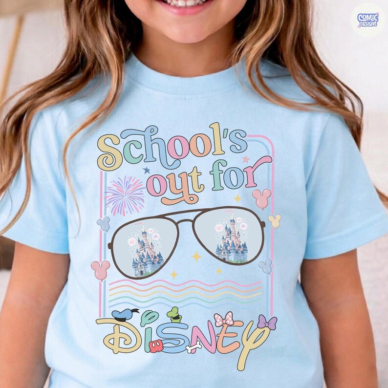 Może przedstawiać: Jasnoniebieska koszulka z napisem "School's out for Disney" w kolorowej, zabawnej czcionce. Projekt zawiera okulary przeciwsłoneczne odbijające zamek, fajerwerki i ikony Myszki Miki. Zabawny, fantazyjny design dla fana Disneya.