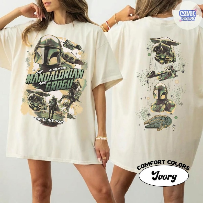 Puede incluir: Camiseta color marfil con personajes y texto de Star Wars. El gr&aacute;fico frontal incluye a The Mandalorian y Grogu, con la frase "This is the Way". La parte trasera muestra ilustraciones adicionales de personajes. La camiseta est&aacute; etiquetada como "Comfort Colors".
