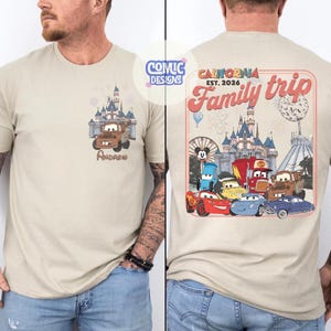 K&ouml;nnte beinhalten: Beiges T-Shirt mit einem Cartoon-Design eines Schlosses und eines braunen Trucks mit dem Namen "Andrew" auf der Vorderseite. Die R&uuml;ckseite des Shirts hat ein "California Family Trip"-Design mit Cartoon-Autos und einem Schloss.