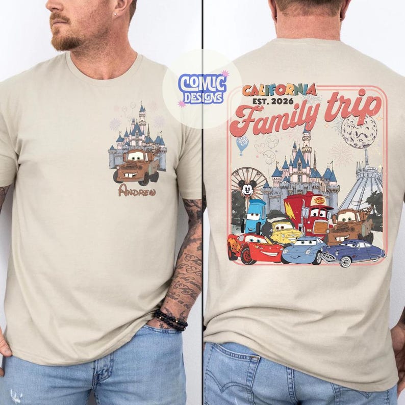 K&ouml;nnte beinhalten: Beiges T-Shirt mit einem Cartoon-Design eines Schlosses und eines braunen Trucks mit dem Namen "Andrew" auf der Vorderseite. Die R&uuml;ckseite des Shirts hat ein "California Family Trip"-Design mit Cartoon-Autos und einem Schloss.