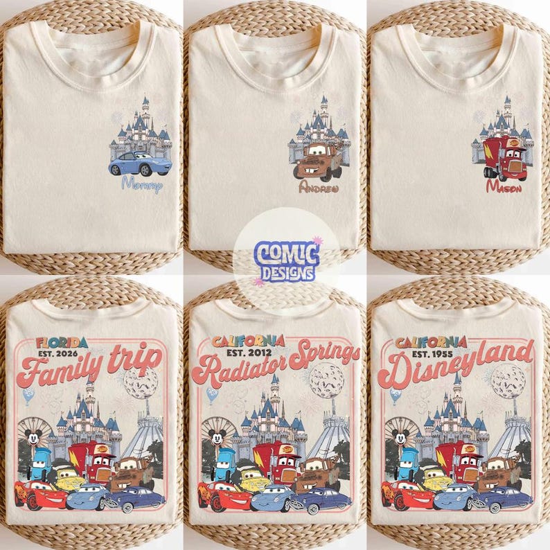 K&ouml;nnte beinhalten: Cremefarbene T-Shirts mit Disney Cars-Motiven. Ein Shirt zeigt ein blaues Auto und den Namen "Mommy", ein anderes hat Mater und den Namen "Andrew", und ein drittes hat einen roten Truck und den Namen "Mason". Andere Shirts haben "Family trip" und "Radiator Springs" Grafiken.