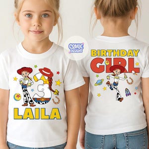Puede incluir: Camiseta blanca con una imagen de dibujos animados de Jessie de Toy Story, el n&uacute;mero 3 y el nombre Laila en letras amarillas. La parte posterior de la camiseta dice "Birthday Girl" con un gr&aacute;fico de Jessie. Tambi&eacute;n aparecen estrellas, una herradura y un cohete.