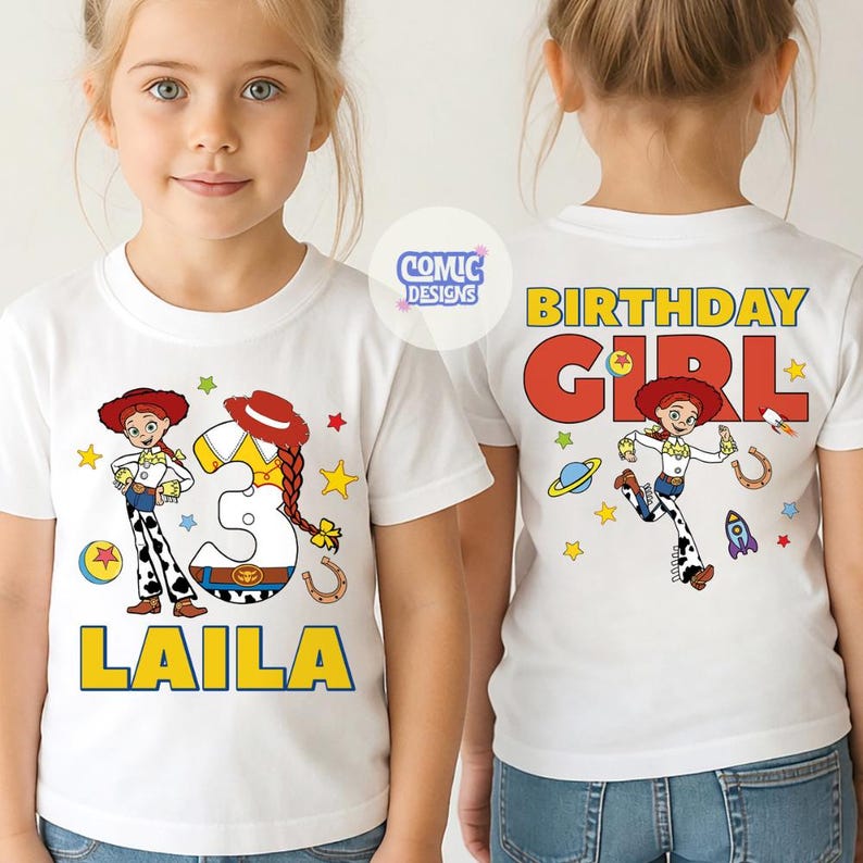 Puede incluir: Camiseta blanca con una imagen de dibujos animados de Jessie de Toy Story, el n&uacute;mero 3 y el nombre Laila en letras amarillas. La parte posterior de la camiseta dice "Birthday Girl" con un gr&aacute;fico de Jessie. Tambi&eacute;n aparecen estrellas, una herradura y un cohete.