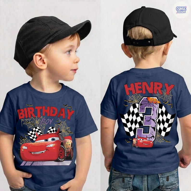 Puede incluir: Una camiseta azul marino con un gr&aacute;fico de coche de carreras rojo, patrones de telara&ntilde;a y el texto "BIRTHDAY BOY" en el frente. La parte posterior muestra el nombre "HENRY" sobre un n&uacute;mero "3" grande y un dise&ntilde;o de bandera a cuadros.