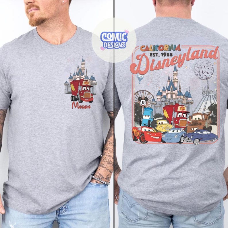 K&ouml;nnte beinhalten: Graues T-Shirt mit einem Cartoon-Design eines roten Trucks und Schlosses auf der Vorderseite, mit dem Namen "Mason". Die R&uuml;ckseite zeigt ein Disneyland-Design mit dem Text "California Est. 1955 Disneyland" und Cartoon-Autos.