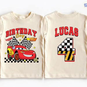 K&ouml;nnte beinhalten: Cremefarbenes T-Shirt mit roter Rennwagen-Grafik, dem Text "BIRTHDAY BOY" und "95". Auf der R&uuml;ckseite des Shirts stehen der Name "LUCAS" und die Zahl "4" in einem Rennsport-Design.