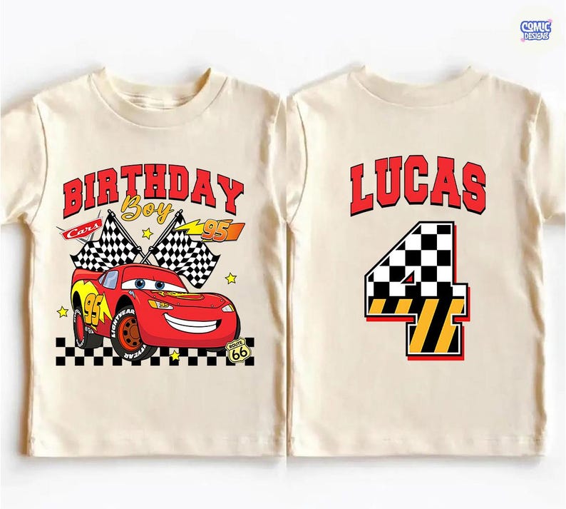 K&ouml;nnte beinhalten: Cremefarbenes T-Shirt mit roter Rennwagen-Grafik, dem Text "BIRTHDAY BOY" und "95". Auf der R&uuml;ckseite des Shirts stehen der Name "LUCAS" und die Zahl "4" in einem Rennsport-Design.