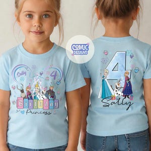 K&ouml;nnte beinhalten: Hellblaues T-Shirt mit farbenfroher Grafik von Zeichentrickfiguren, dem Text "Sally Birthday Princess" und der Zahl "4". Das T-Shirt hat einen Rundhalsausschnitt und kurze &Auml;rmel.