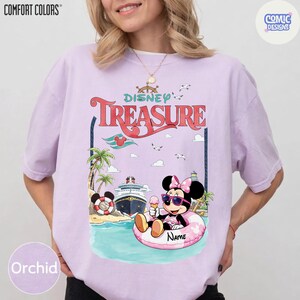 Puede incluir: Camiseta color orqu&iacute;dea con un gr&aacute;fico de Minnie Mouse con gafas de sol, una boya y un helado. El dise&ntilde;o incluye las palabras "Disney Treasure" y un crucero. La camiseta es de Comfort Colors.