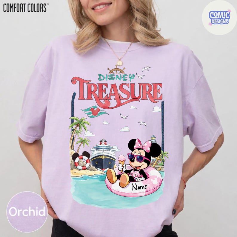 Puede incluir: Camiseta color orqu&iacute;dea con un gr&aacute;fico de Minnie Mouse con gafas de sol, una boya y un helado. El dise&ntilde;o incluye las palabras "Disney Treasure" y un crucero. La camiseta es de Comfort Colors.