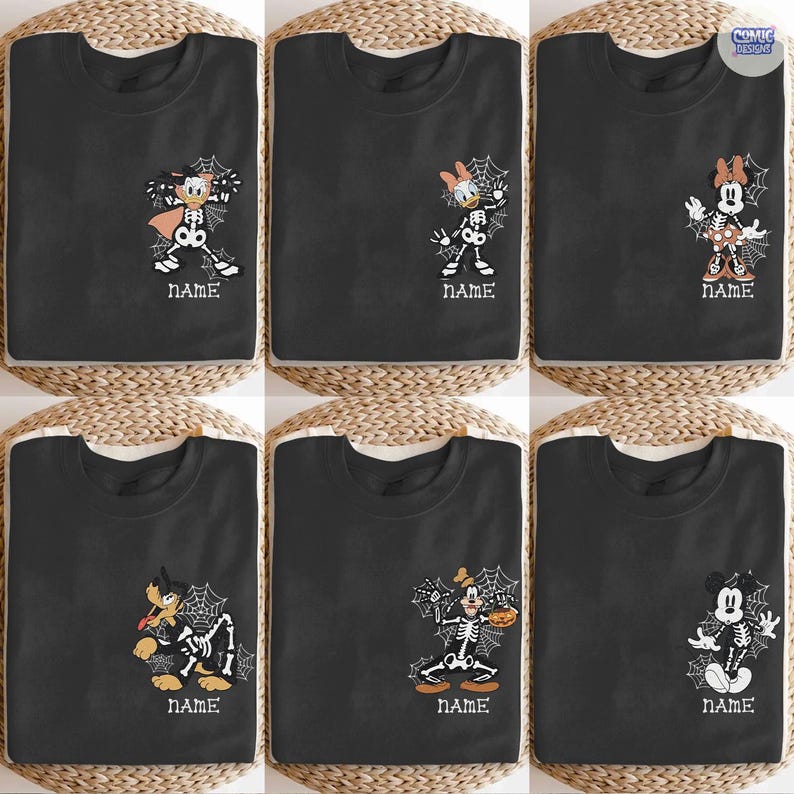 Puede incluir: Seis camisetas negras con dise&ntilde;os de personajes de Halloween. Cada camiseta presenta un personaje de dibujos animados diferente con un disfraz de esqueleto, con una telara&ntilde;a y la palabra "NAME" debajo. Los personajes incluyen a Donald Duck, Daisy Duck, Minnie Mouse, Goofy y Mickey Mouse.