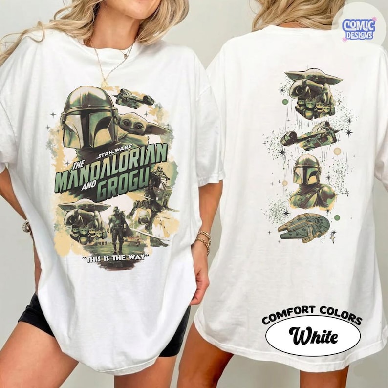 Puede incluir: Camiseta blanca con dise&ntilde;o de Star Wars. El frente muestra a The Mandalorian y Grogu, con el texto "THIS IS THE WAY". La parte trasera tiene m&aacute;s im&aacute;genes de Star Wars. La camiseta est&aacute; etiquetada como "COMFORT COLORS" y "White."